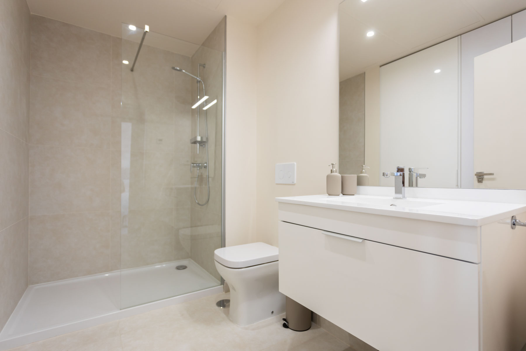 Modernes Badezimmer mit ebenerdiger Dusche