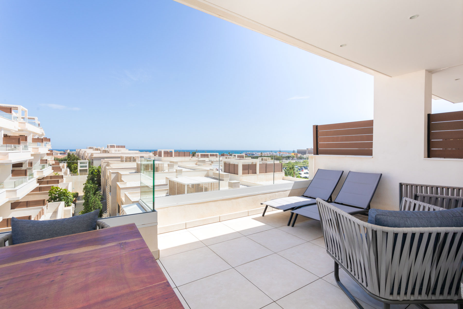 Terrasse mit Meerblick über das Mittelmeer